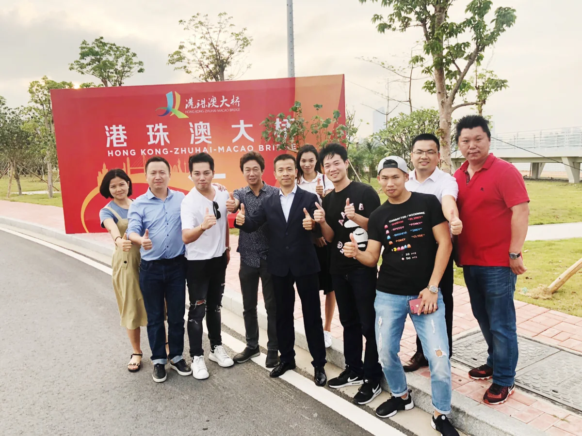 深港跨境通參與港珠澳大橋試橋後與珠海市領導合照